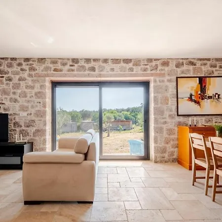 Rustic Stone House With Spacious Terrace 2br Nyaraló