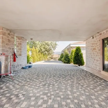 Rustic Stone House With Spacious Terrace 2br Nyaraló
