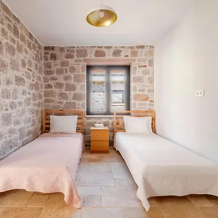 Nyaraló Rustic Stone House With Spacious Terrace 2br